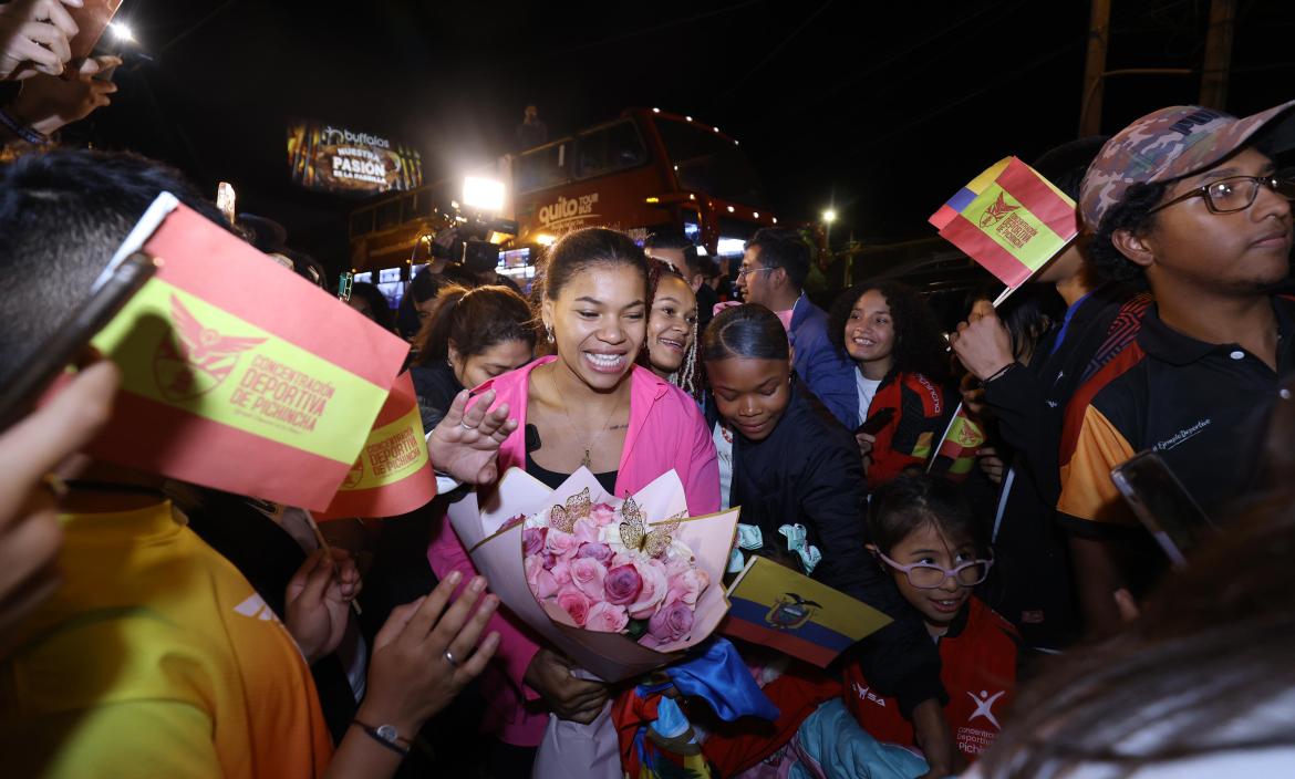 Angie Palacios y Neisi Dajones, homenajeadas al arribar a Quito hoy.