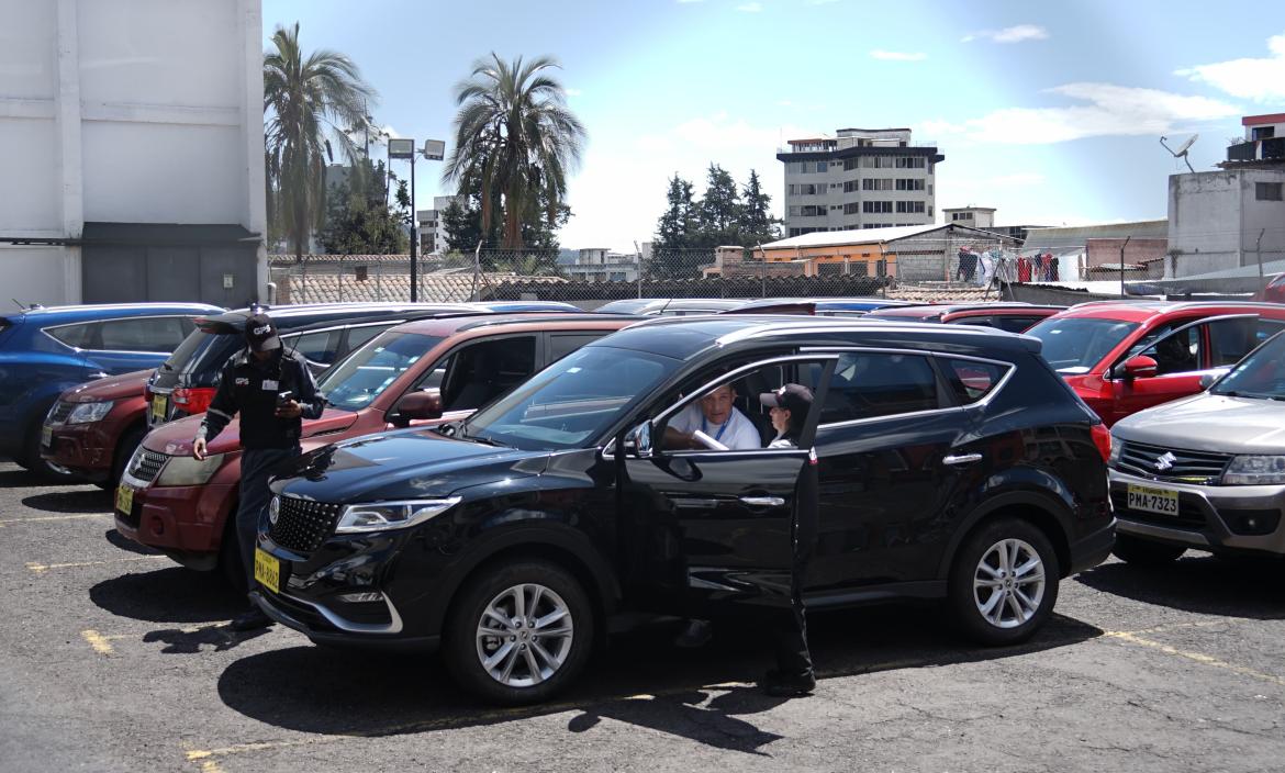 Los carros continúan parqueads en la capital.