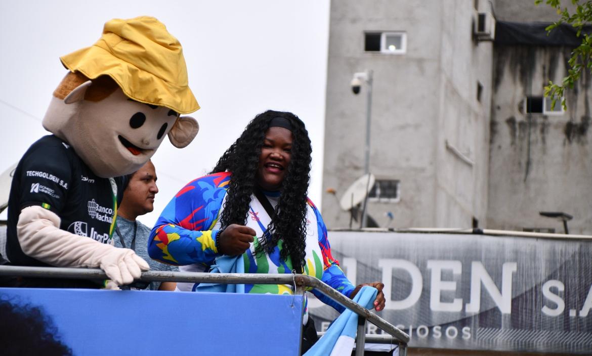 Lisseth Ayoví recorrió la Av. 25 de Junio y saludó a cientos de machaleños que la esperaban.