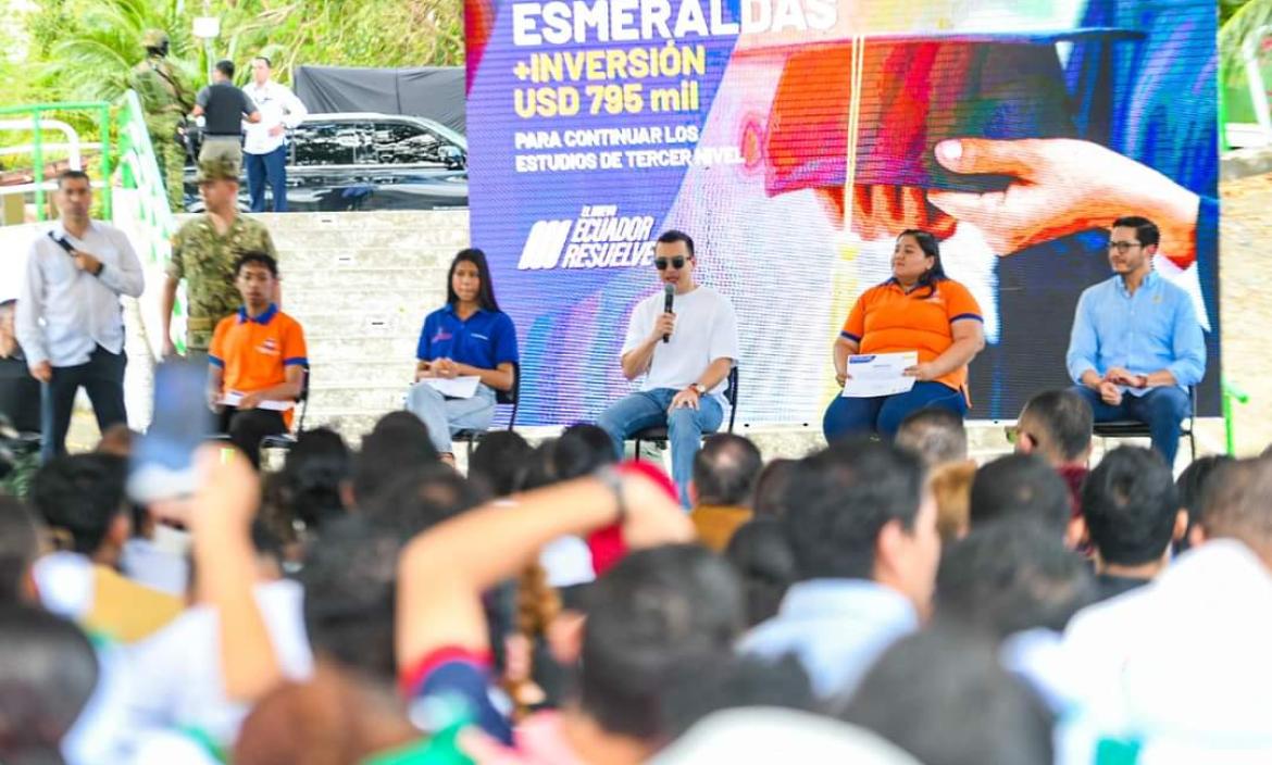 Daniel Noboa estuve presente en la entrega de becas en Esmeraldas.