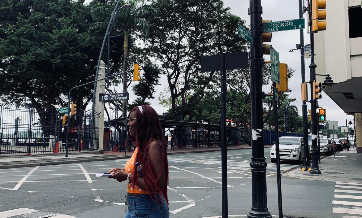 La ciudadana Ashly Cortés presenció el cambio del letrero antiguo por uno que dice ‘República de Guayaquil’Letreros con el nuevo nombre de la calle aún no han sido cambiados.