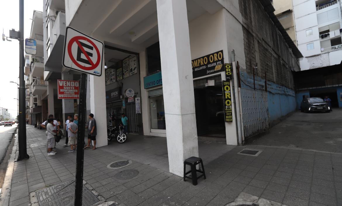 En este sitio del centro de Guayaquil se dio una pelea entre conductor y agentes de ATM.