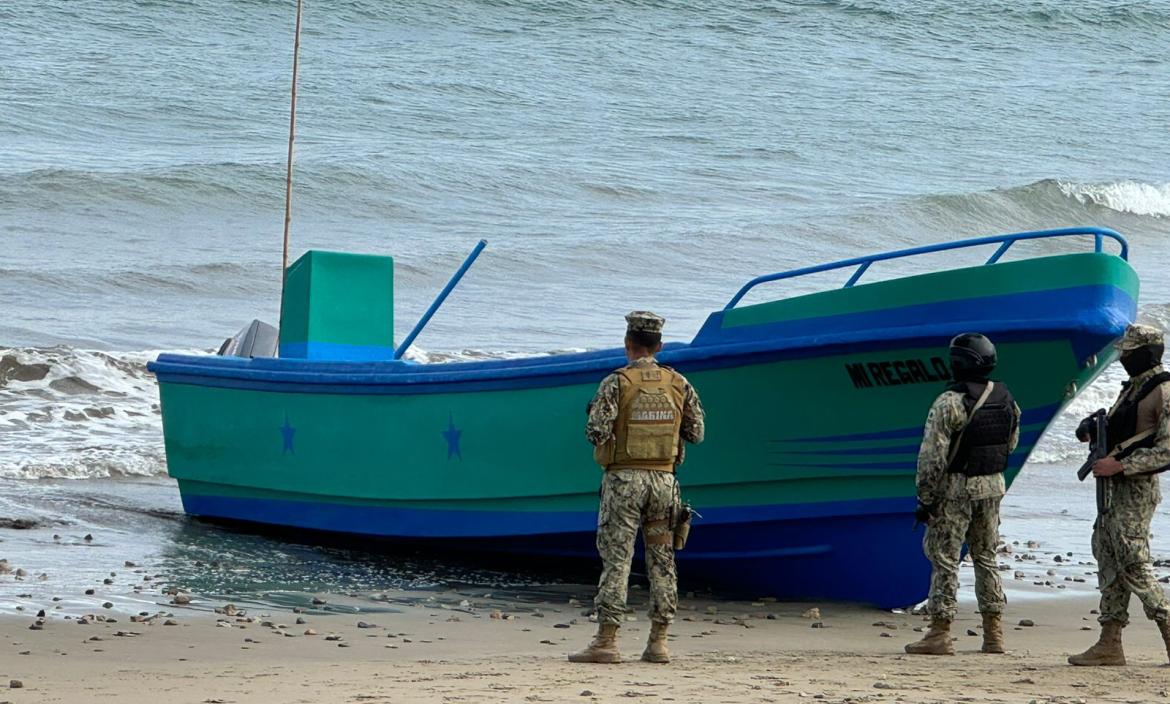 Los lugareños aseguran que la embarcación no es de la zona. Militares la resguardan.