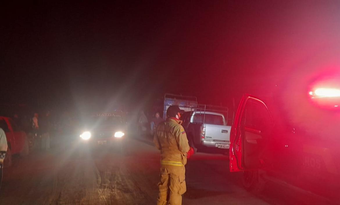 En la noche los bomberos de Latacunga participaron en la búsqueda del niño de 7 años.