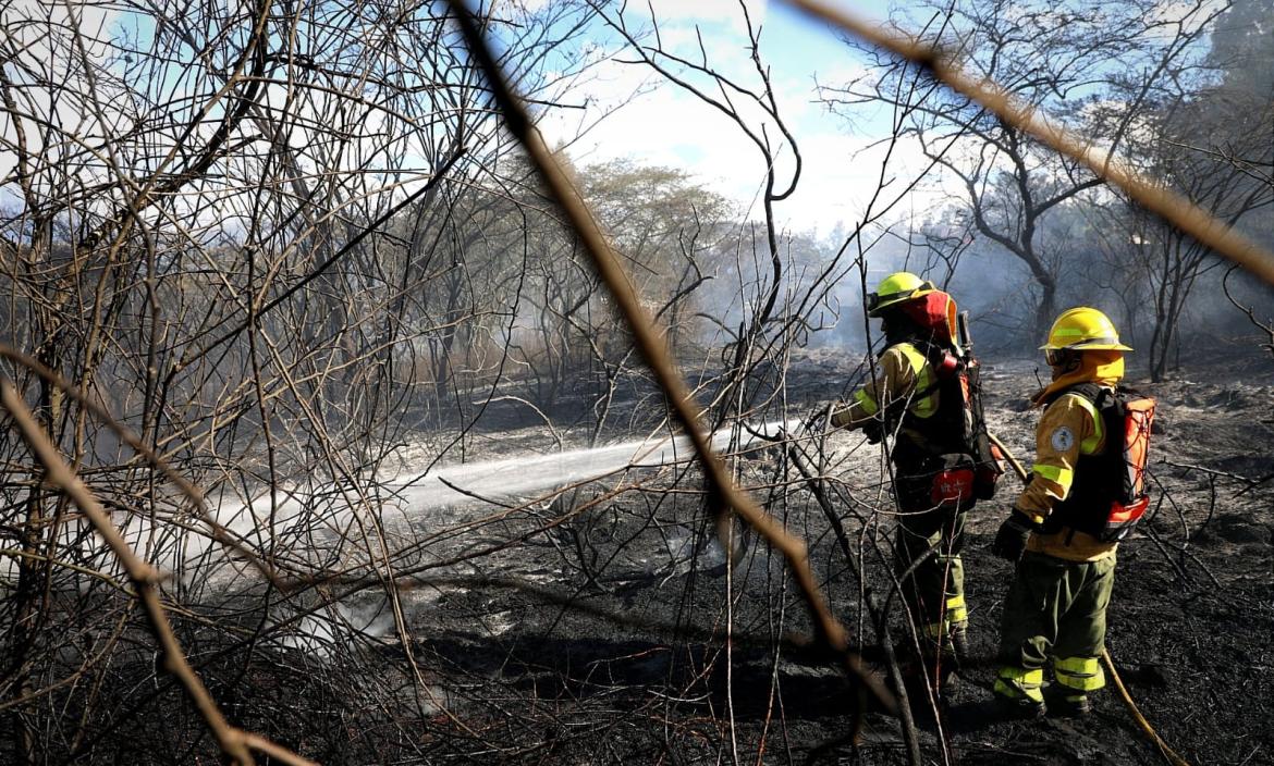 Bomberos de Quito actuaban contra el incendio forestal en Nayón.