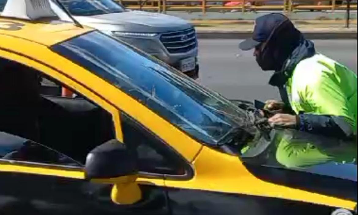 Taxista atropella a agente de tránsito en Quito