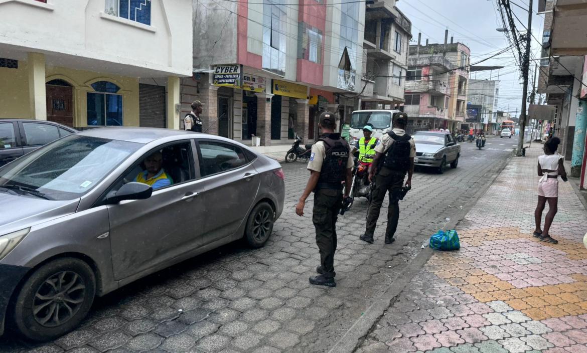 La Policía detuvo en flagrancia a dos sujetos en Esmeraldas.