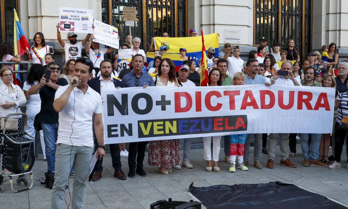 Decenas de venezolanos se manifestaron de forma pacífica este sábado en Zaragoza para pedir la libertad de su país natal y denunciar, con las actas en la mano, el fraude de los recientes comicios presidenciales del 28 de julio.