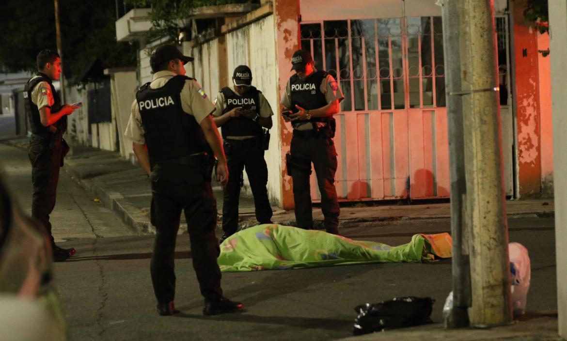 El cuerpo de la víctima quedó en media calle de Urdesa.