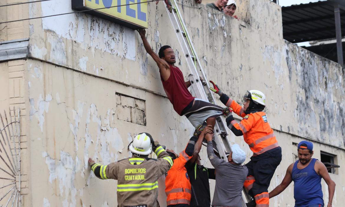 Suicida rescatado del techo de un edificio