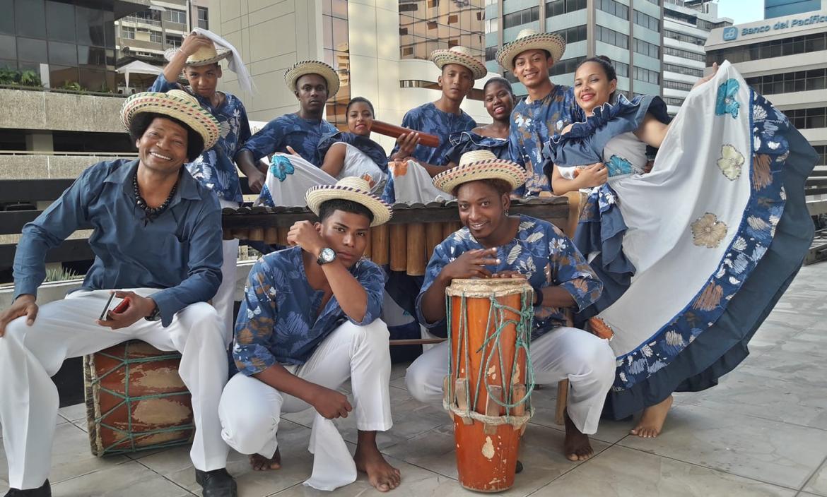 Los grupos hacen de todo para ir al festival.