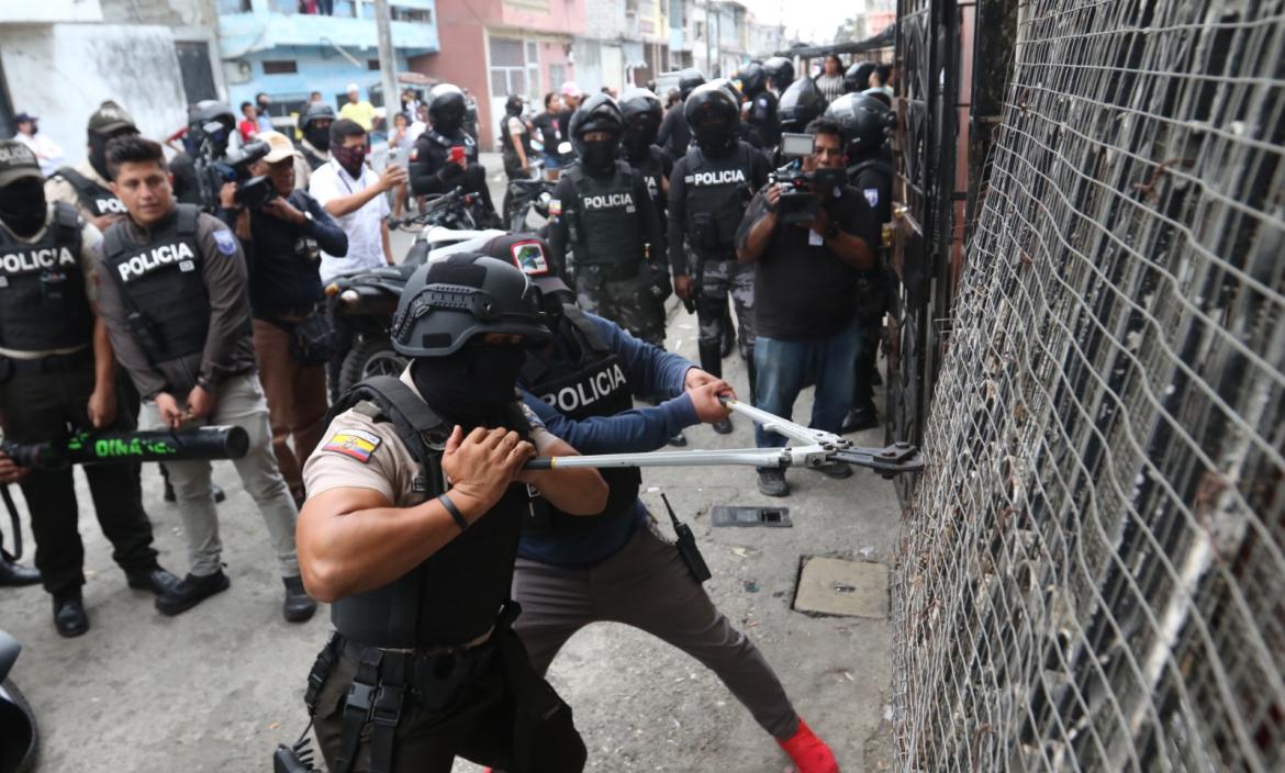 Policía irrumpieron en una vivienda del suburbio de Guayaquil.