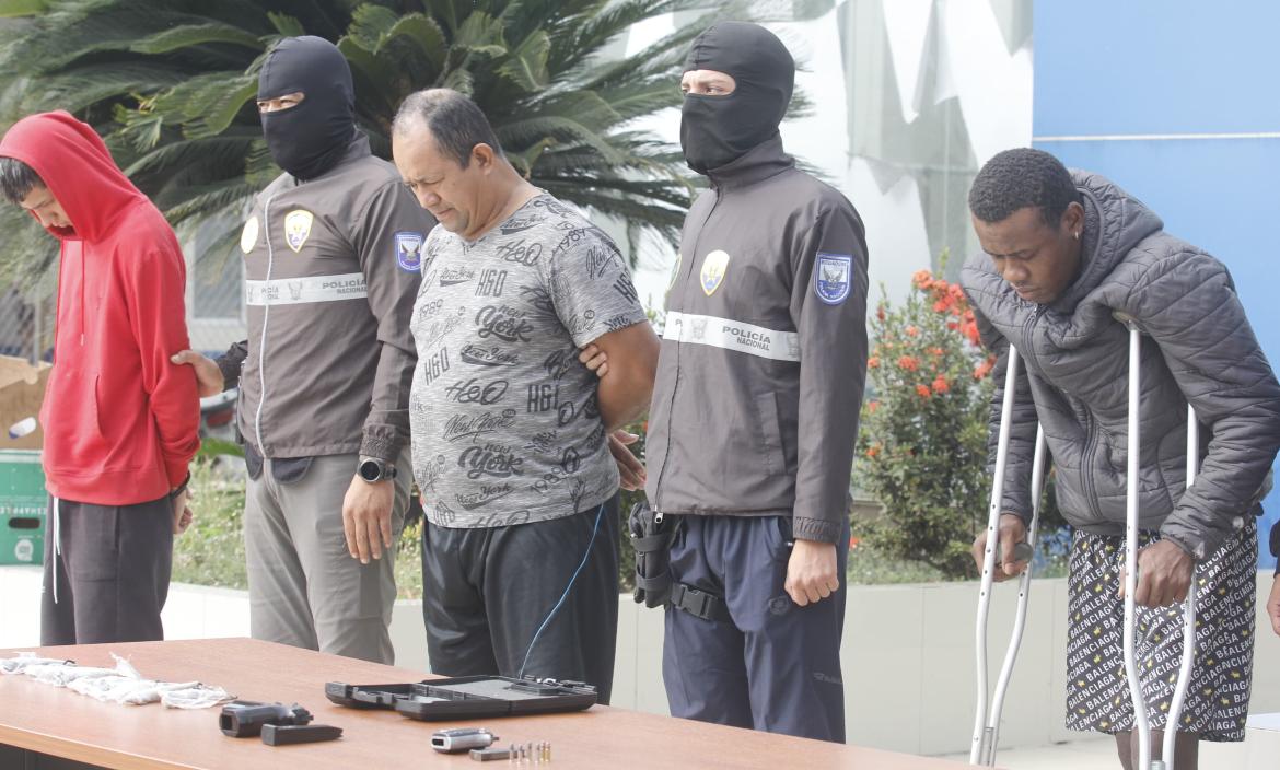 5 personas detenidas, paquetes con heroina, artefactos explosivos artesanales y armas de fuego es el resultado de un operativo policial realizado en Tarifa, provincia del Guayas.