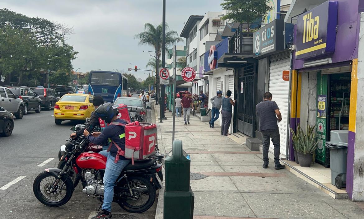 Una persona fue baleada en V. E. Estrada y Av. Las Monjas, Urdesa norte de Guayaquil ayer.