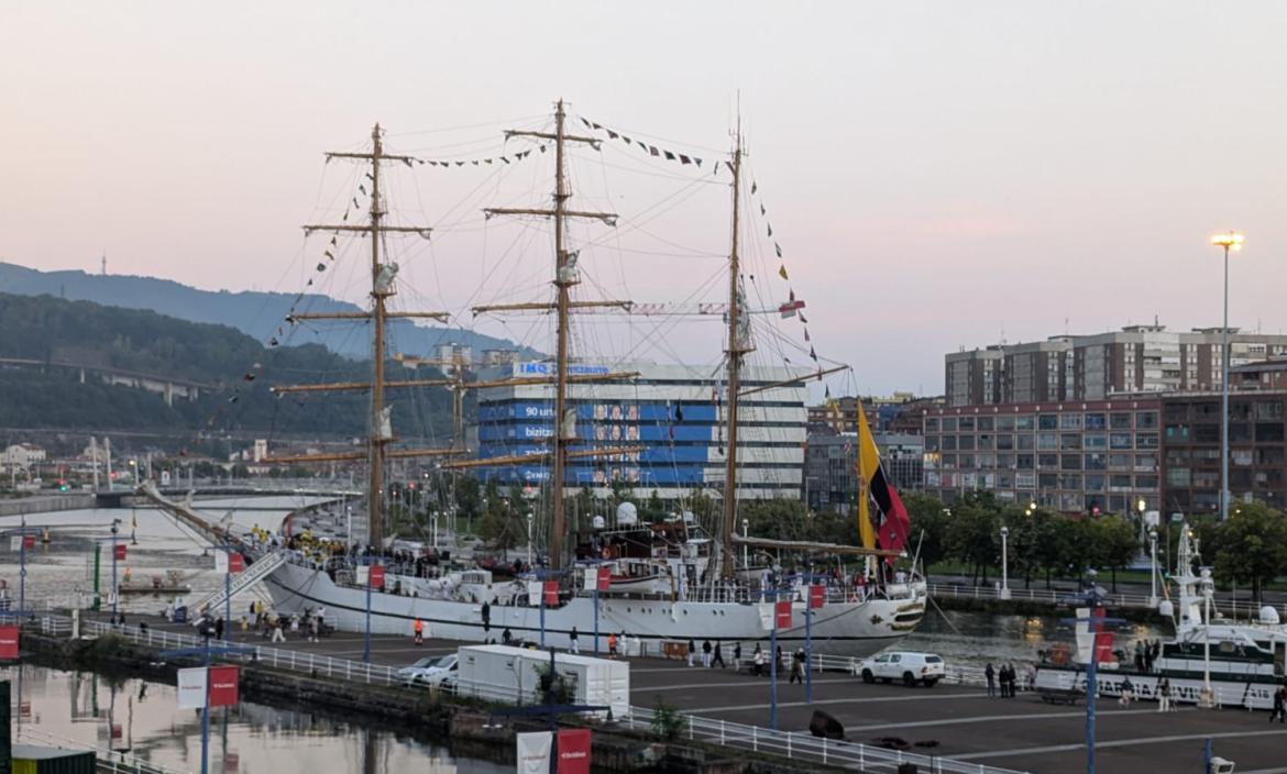 El impresionante velero ecuatoriano llegó a España.