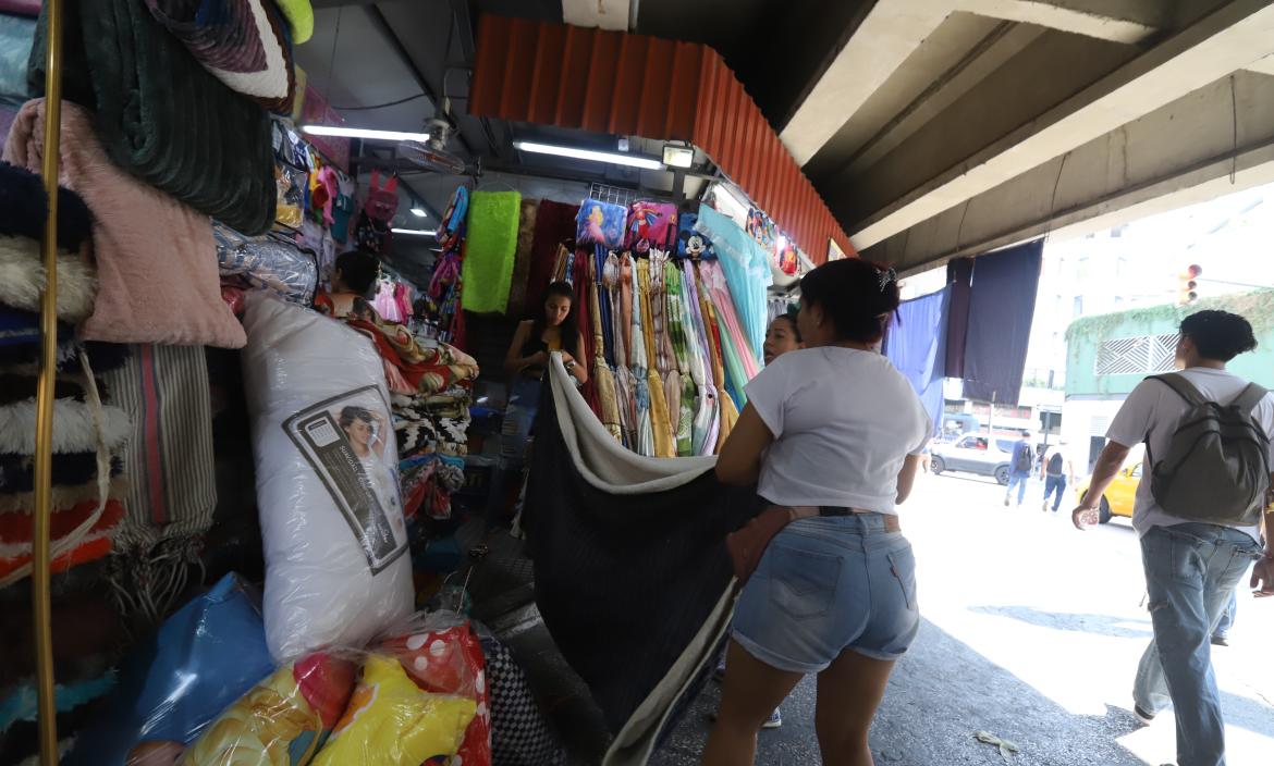 VENTA DE COLCHAS EN LA BAHÍA DE GUAYAQUIL