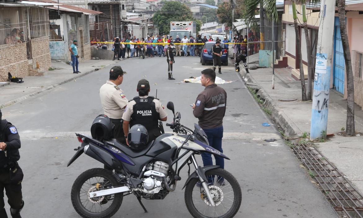 Agentes policiales recabaron aproximadamente seis indicios balísticos.