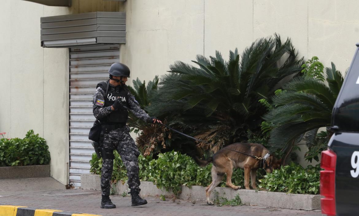 Equipos especializados de la Policía asistieron al centro comercial tras la alerta.