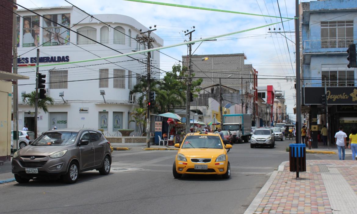 El taxista fue hallado en la vía hacia el centro de esparcimiento Aqua Park, en Esmeraldas.