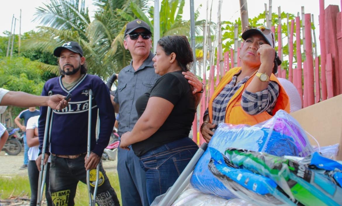 El gobernador de Esmeraldas participó en la entrega de kits.