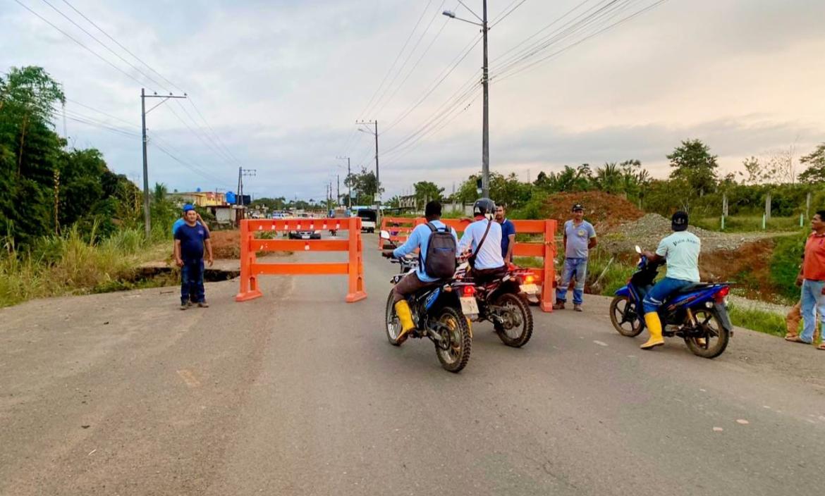 Conductores se llevaron la noticia de que la calle estaba cerrada.