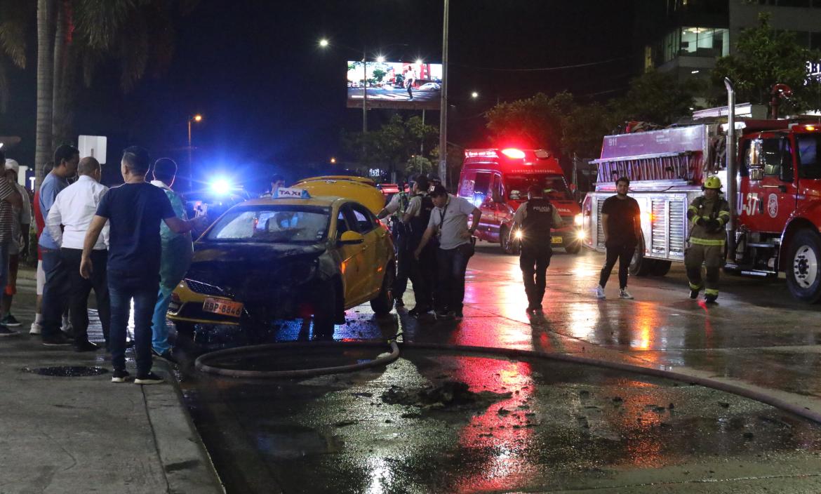 El carro que se incendió es un taxi.