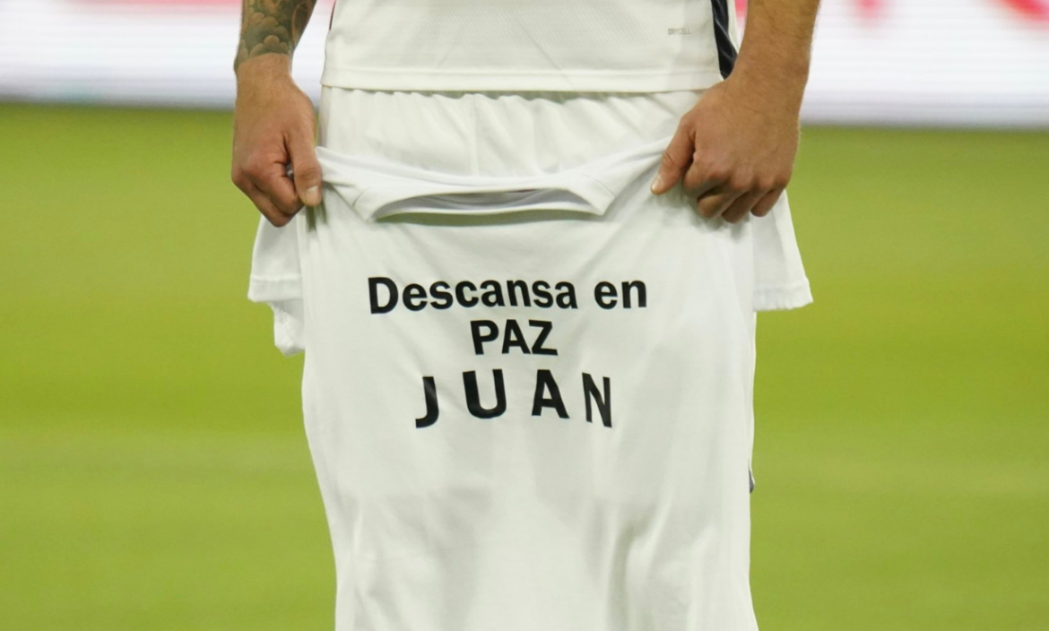 Gian Allala y la camiseta en honor a Juan Izquierdo.