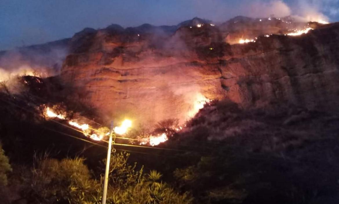 El fuego no ha podido ser controlado por los bomberos.