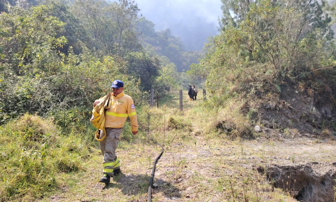 Bomberos de la zona centro del país trabajan en combatir el incendio forestal.