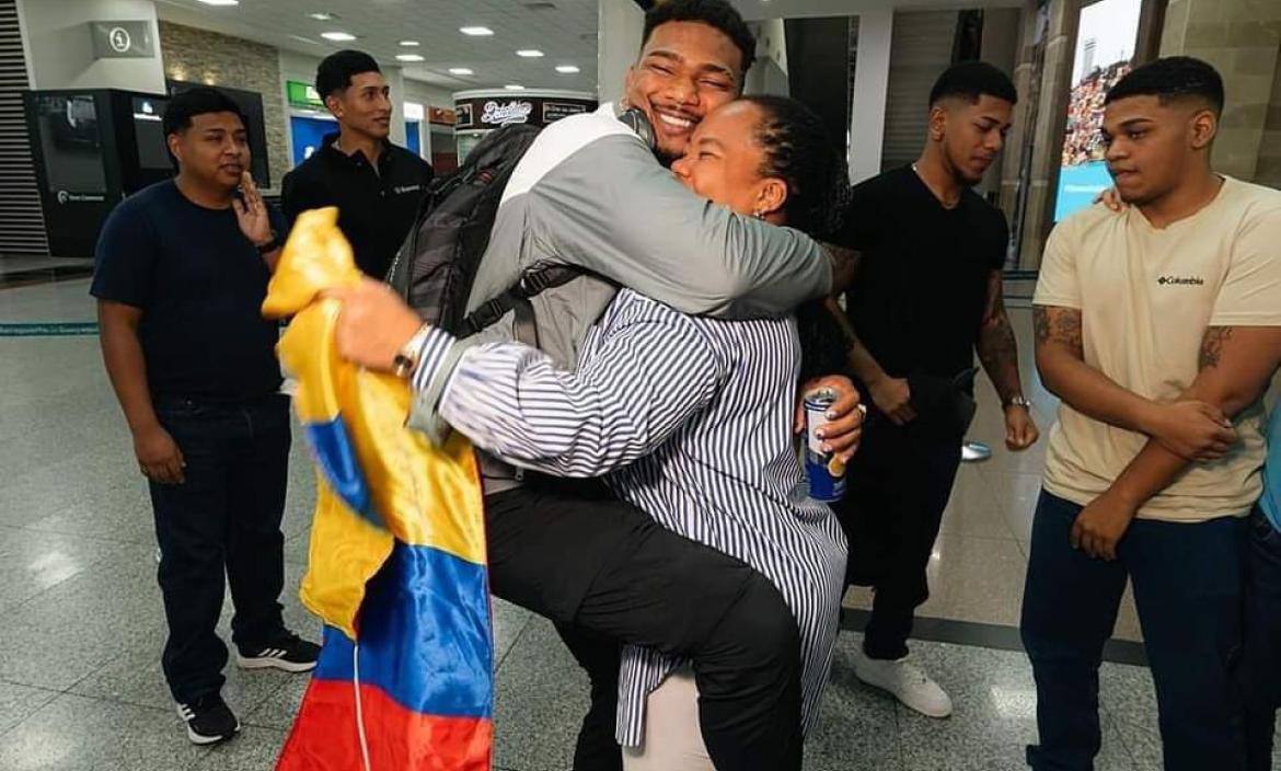 Michael Morales y Kathy Hurtado en un abrazo espectacular al arribo del peleador de la UFC a Ecuador.