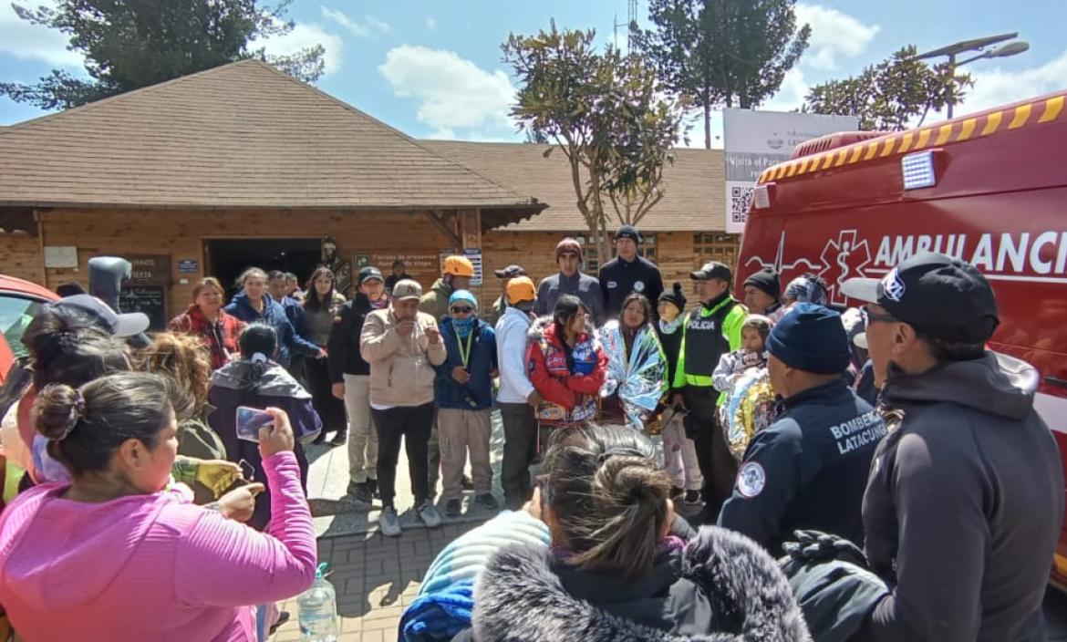 Familiares aguardaron en el ingreso sur al Parque Nacional Cotopaxi.