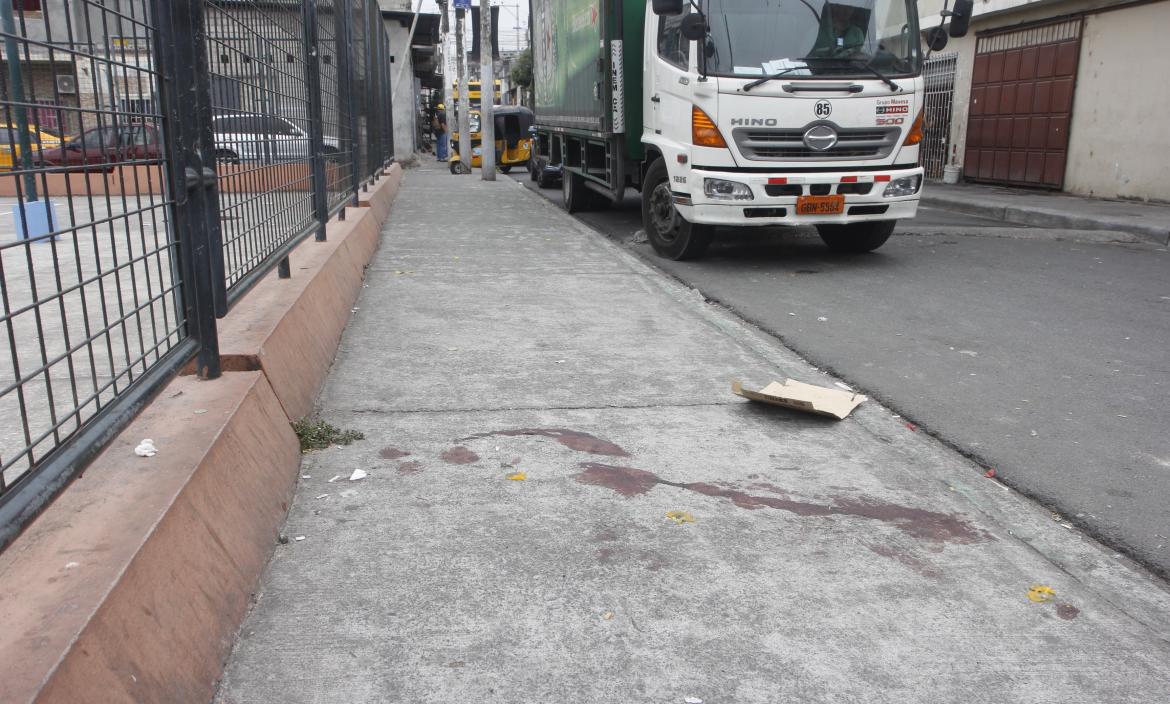 En la Coop. Ficoa de Montalvo producto de una balacera mueren 2 ciudadanos que se encontraban libando al pié de un parque.