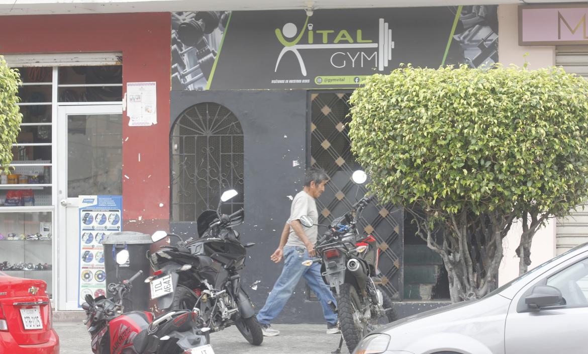 Balean a 2 ciudadanos en Los Esteros dentro de un vehiculo, al sur de Guayaquil, uno cae sobre unas escaleras a la entrada de un gimnasio, el otro producto de las heridas sucumbe en las calles Fco. Segura y Quito.