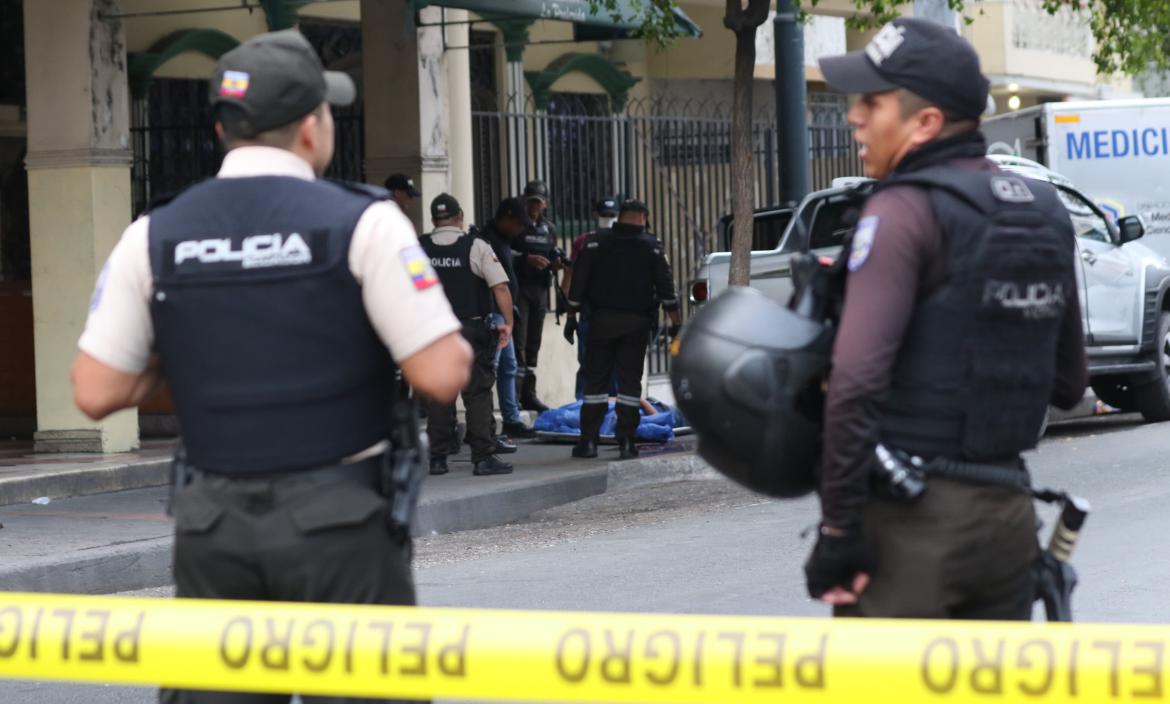 En Esmeraldas y Alcedo, centro de Guayaquil, robaron y asesinaron a un hombre.