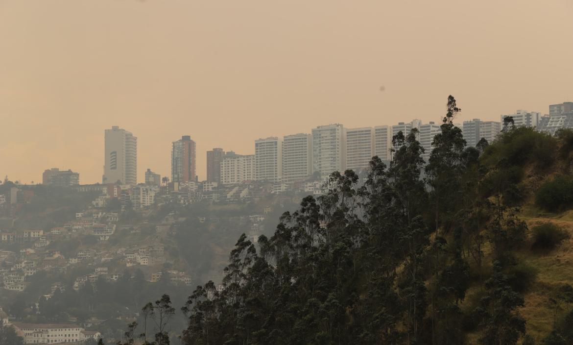 Una nube de humo y ceniza cubre ciertas partes de la capital.