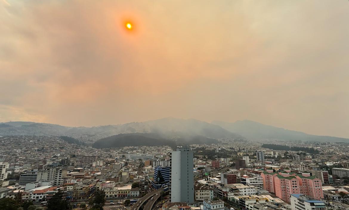 La tarde de este 4 de septiembre en Quito, usuarios en redes sociales reportaron que el sol se vio de color rojo durante unos instantes.