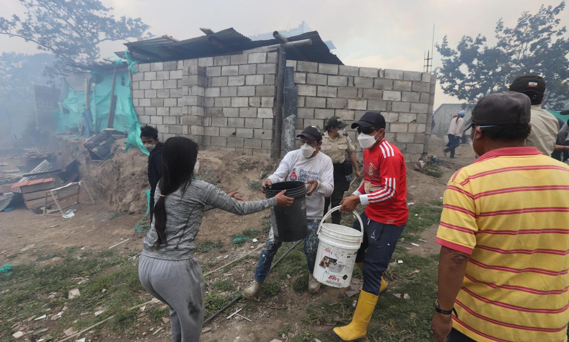 Habitantes intentan apagar el fuego y salvar sus hogares.