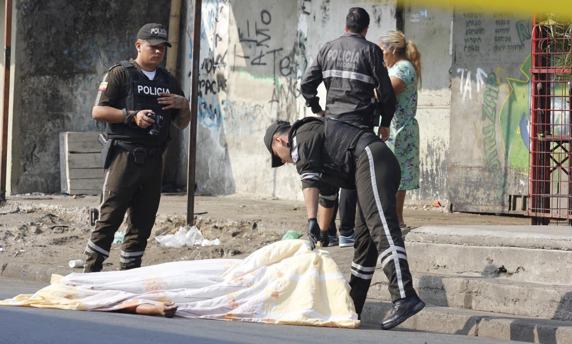 La Policía realizó el levantamiento del cadáver.