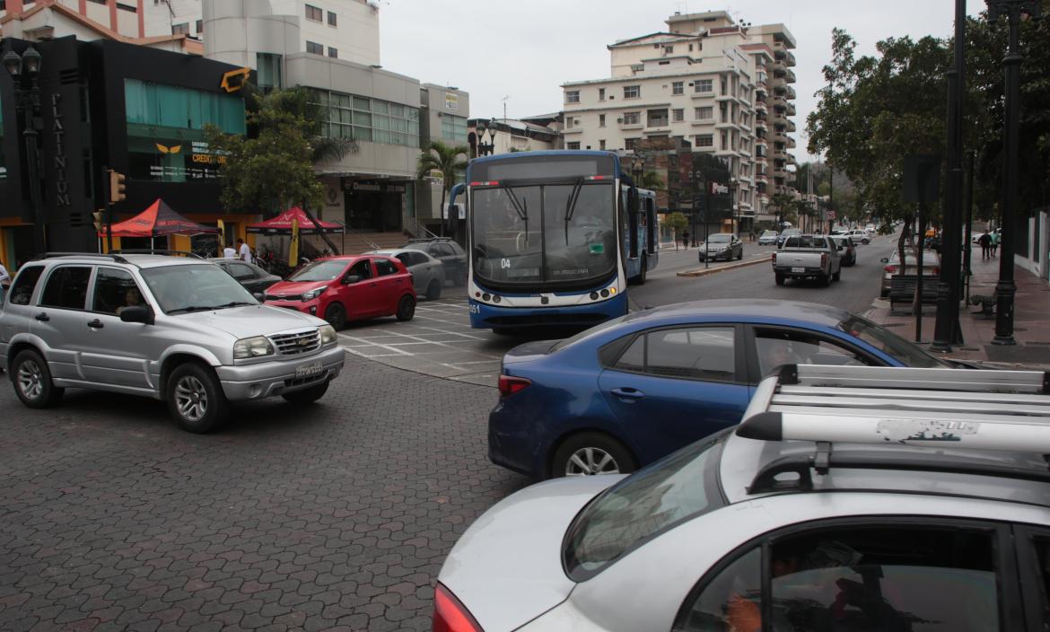 Semáforos no funcionan en Guayaquil por el corte de luz.