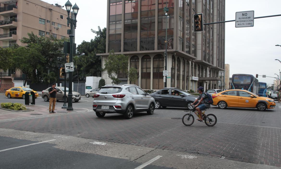 Semáforos sin luz, en Guayaquil, durante el apagón de este sábado 7 de septiembre.