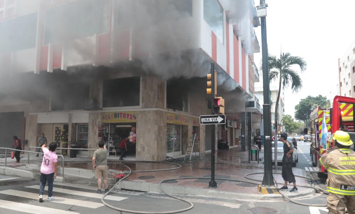 Incendio en un establecimiento en las calles Boyacá y Clemente Ballén, en el centro de Guayaquil.