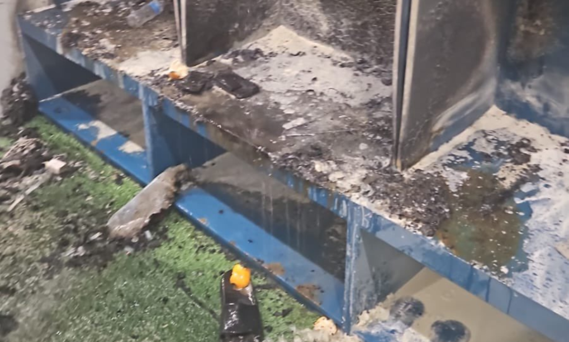 Uno de los camerinos del estadio Capwell se incendió este domingo.