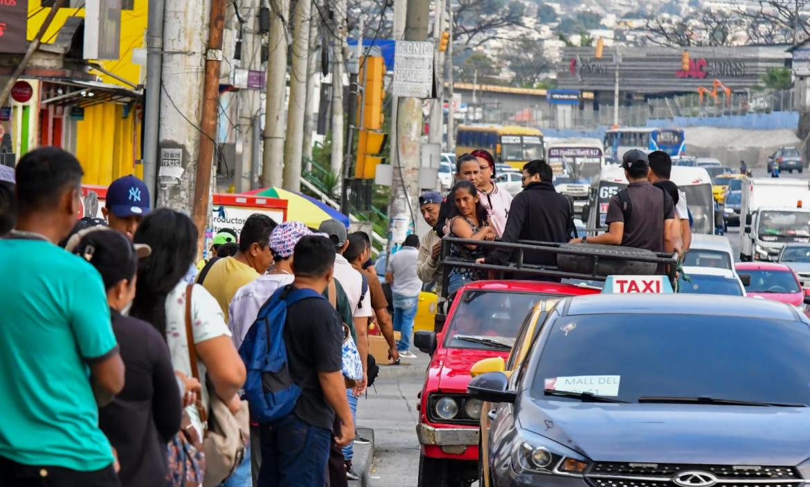 Los ciudadanos, en la desesperación de movilizarse a distintos puntos de la ciudad, han optado por subirse a taxirutas, camionetas y furgonetas que ofrecen el servicio de transporte