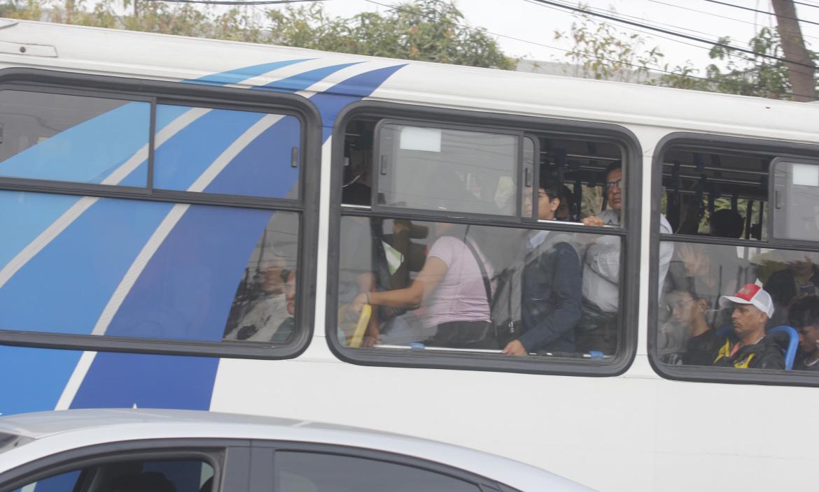 Las unidades de buses que están trabajando en Guayaquil se encuentran llenas de pasajeros.