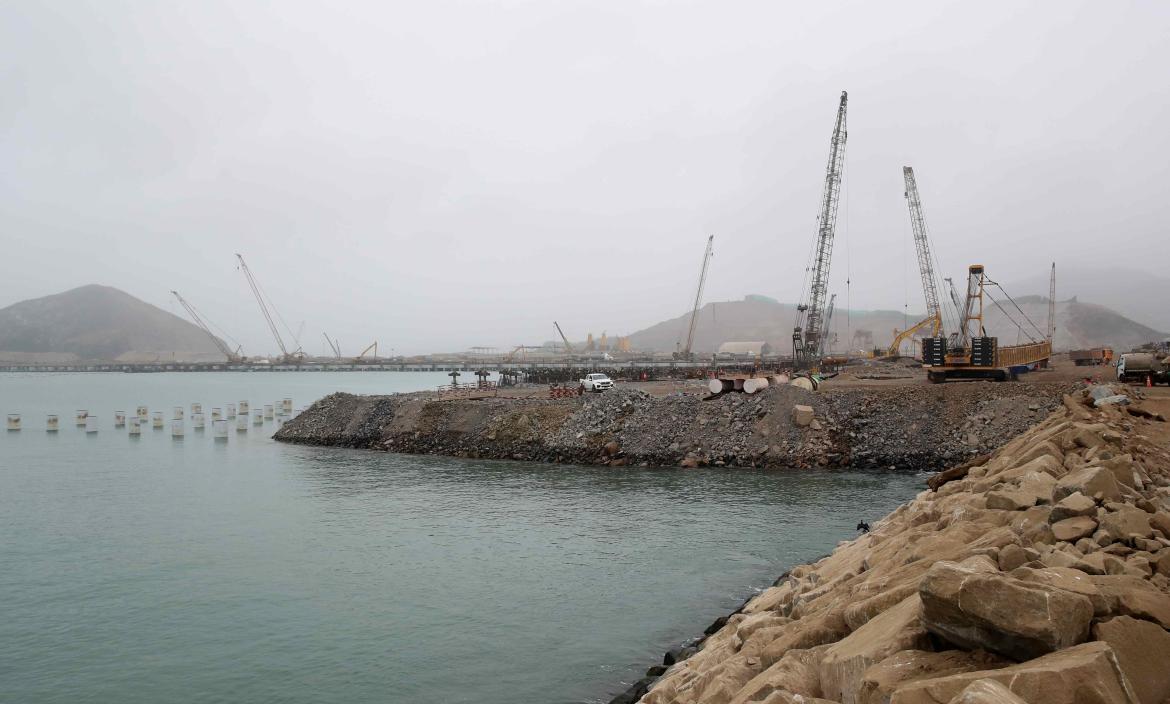 Fotografía de archivo en donde se ven obras de infraestructura en el puerto de Chancay, en el departamento de Lima (Perú).