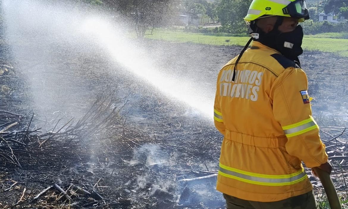 Bomberos combaten incendios forestales en Esmeraldas.