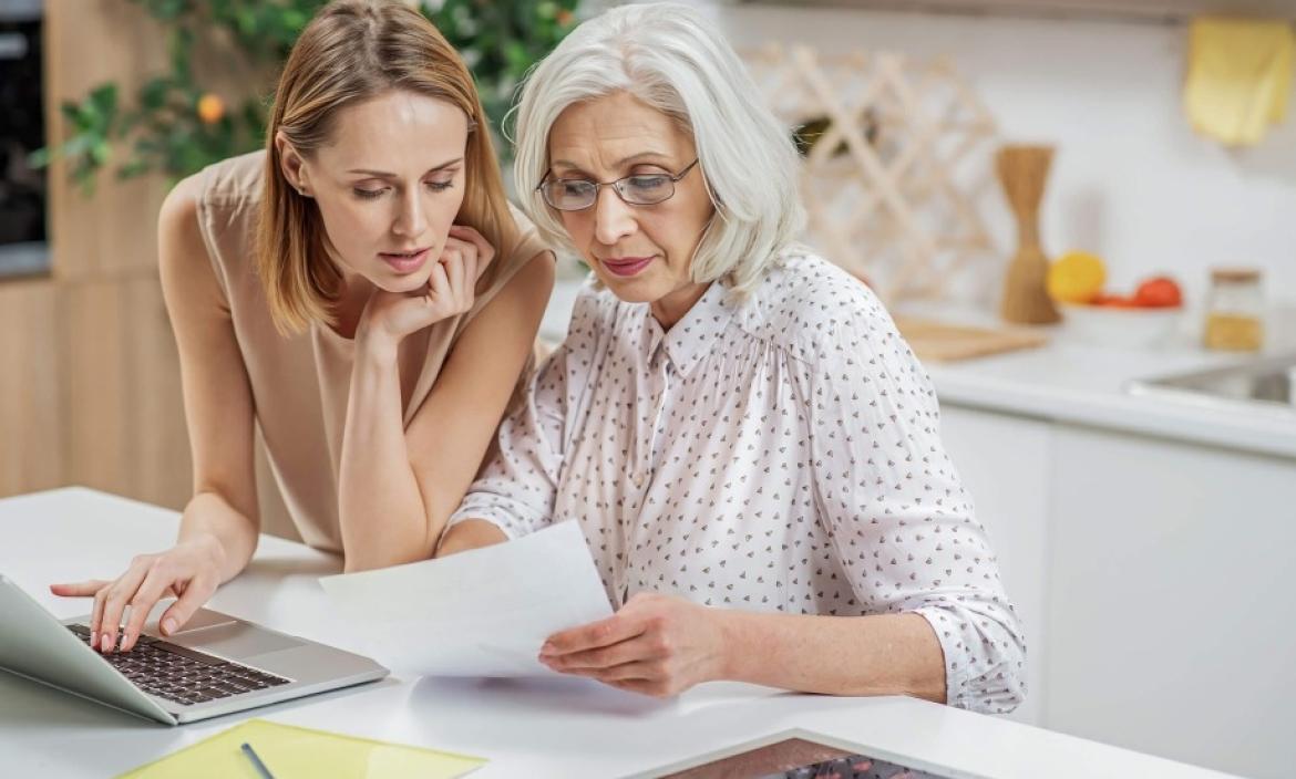 Según expertos, los adultos mayores se resisten a las cuentas de ahorros.