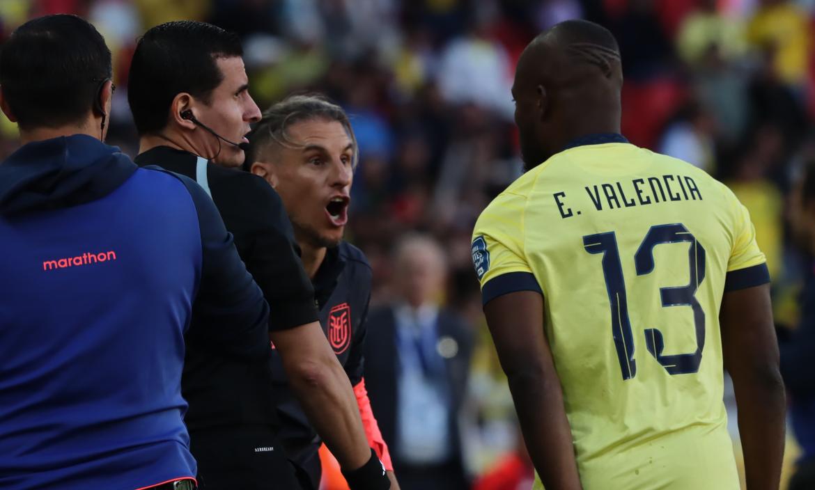 Sebastián Beccacece y Enner Valencia, en el triunfo ante Perú.