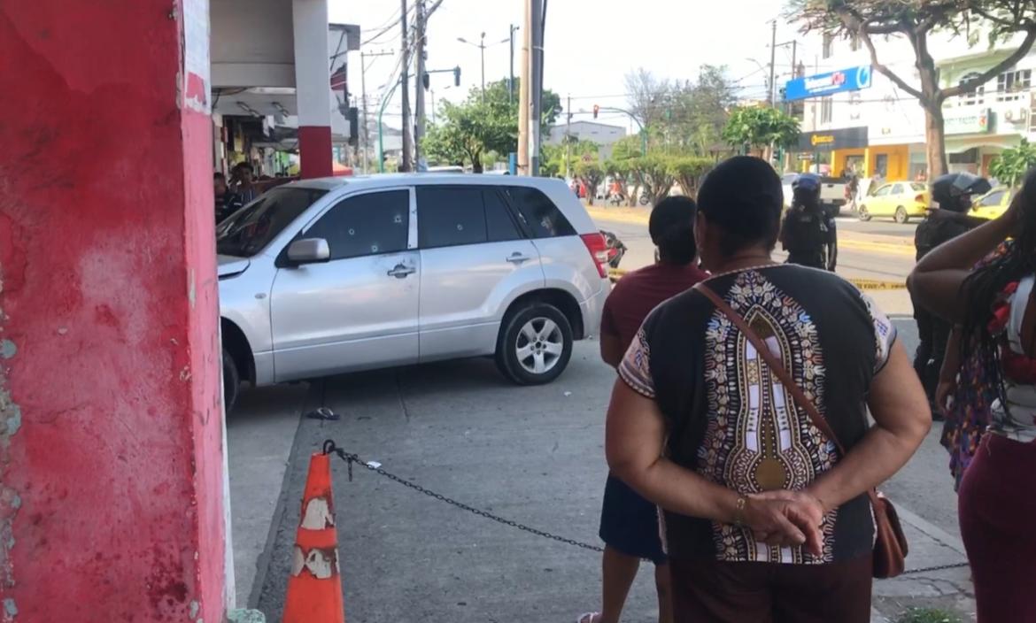 Un auto fue atacado a balas en pleno centro de Esmeraldas.