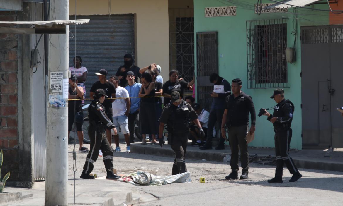 Los cuerpos quedaron a una distancia de unos 150 metros. Agentes policiales llegaron al sitio.